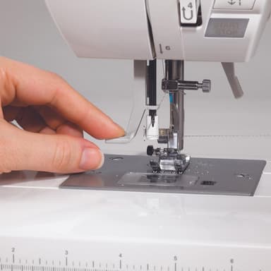 SINGER Quantum Stylist 9960 Sewing Machine view 2